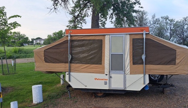 Primitive 2-bedroom 2 double bed popup quiet country setting on the cities edge
