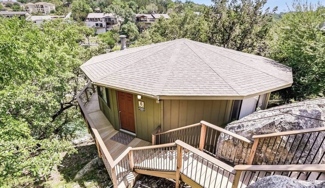 Primrose #6 - Lake View Retreat with Hot Tub Access
