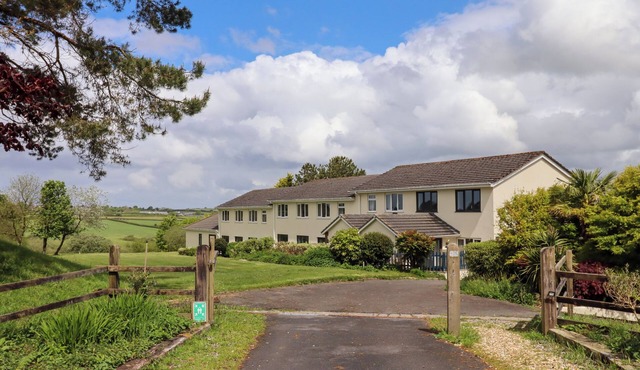 PRIMROSE AT MOORHEAD COUNTRY HOLIDAYS, with pool in Woolfardisworthy