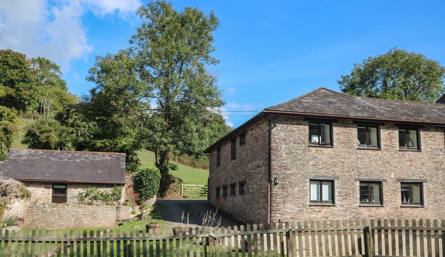 PRIMROSE AT STANCOMBE MANOR, NR KINGSBRIDGE, pet friendly in Sherford