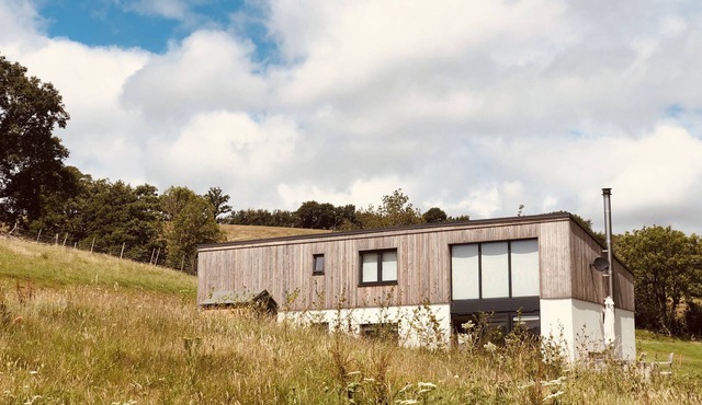 PRIMROSE BARN, pet friendly, with a garden in Doddiscombsleigh