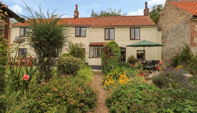 PRIMROSE COTTAGE, character holiday cottage in Stiffkey