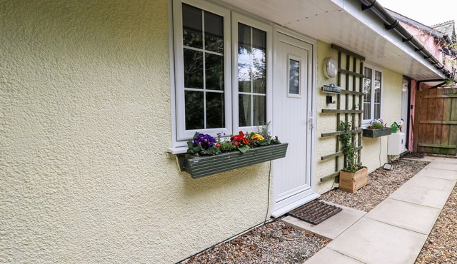 PRIMROSE COTTAGE, pet friendly, with a garden in Crossgates