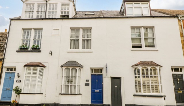 PRIMROSE COTTAGE, pet friendly, with a garden in Winchcombe