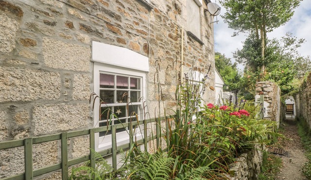 PRIMROSE COTTAGE, pet friendly, character holiday cottage in Penryn
