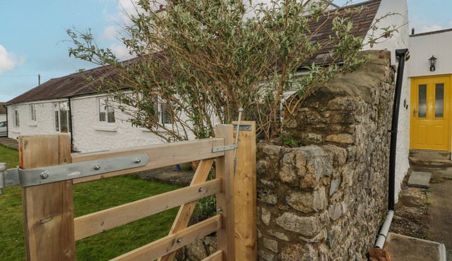 PRIMROSE COTTAGE, pet friendly, with a garden in Manorbier