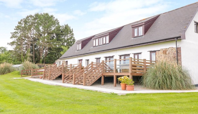 PRIMROSE COTTAGE, pet friendly, with a garden in Halwill Junction