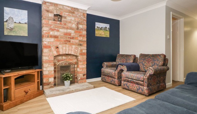 PRIMROSE COTTAGE, pet friendly, with a garden in Warminster