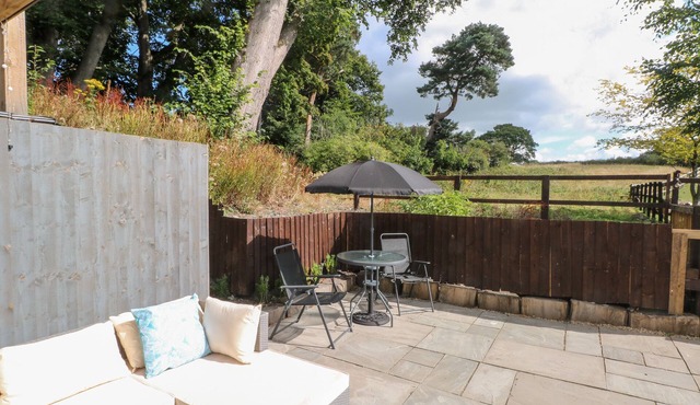 PRIMROSE COTTAGE, romantic, character holiday cottage in Mold