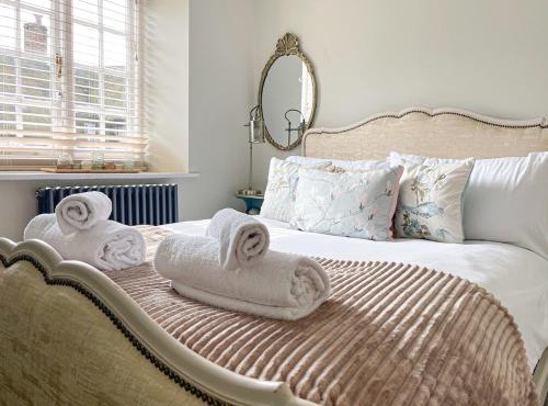 PRIMROSE COTTAGE, Sleeps 5, Stylish Cottage, Central, Close to Beach, shops and restaurants