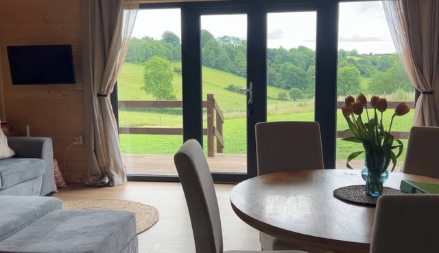 PRIMROSE, family friendly, with hot tub in Chard