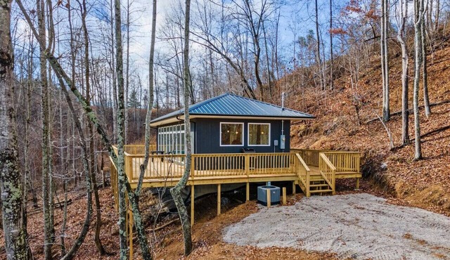 Primrose- Hot Tub, Firepit, Wraparound Deck, WiFi