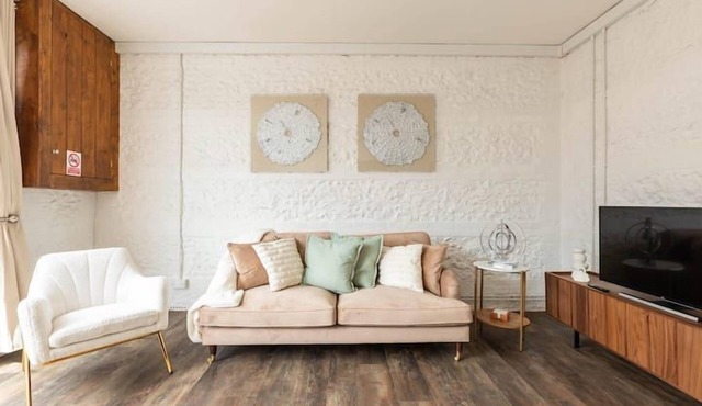 PRIMROSE - UNIQUE STAY | SLEEPS 2 | PETS ALLOWED | HOT TUB | BBQ | PATIO | WI-FI