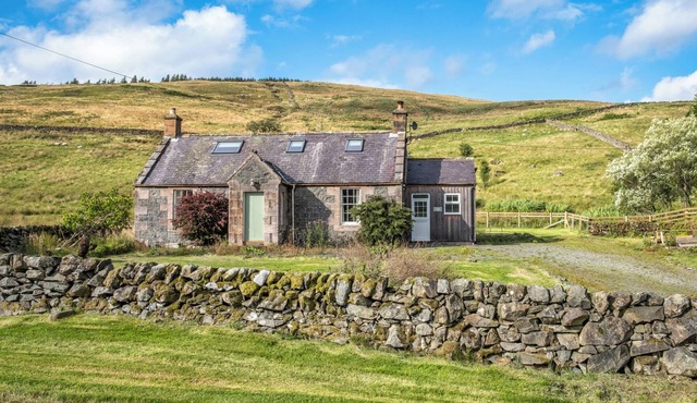 PRINCE'S COTTAGE, pet friendly, character holiday cottage in Moniaive