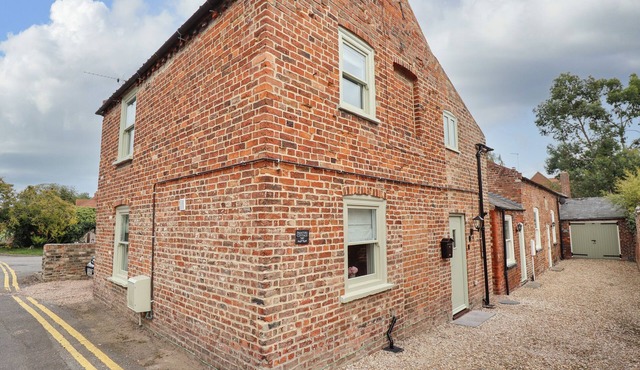 PRINTERS COTTAGE, pet friendly, character holiday cottage in Alford