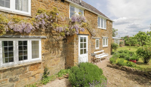 PRIORS MEAD, pet friendly, character holiday cottage in Cropredy