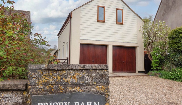 PRIORY BARN APARTMENT, pet friendly, with a garden in Street