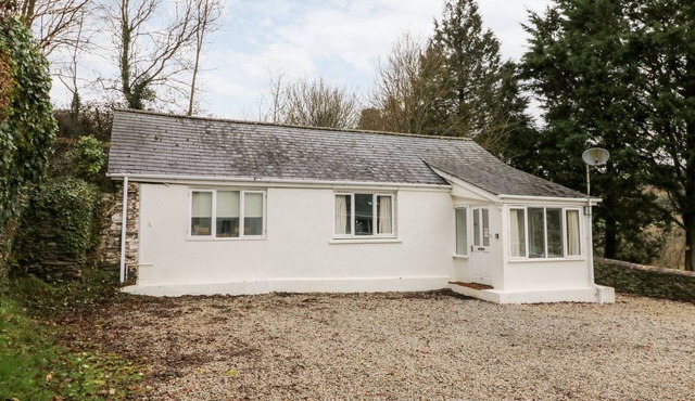 PRIORY HOUSE COTTAGE, pet friendly, with a garden in Barnstaple
