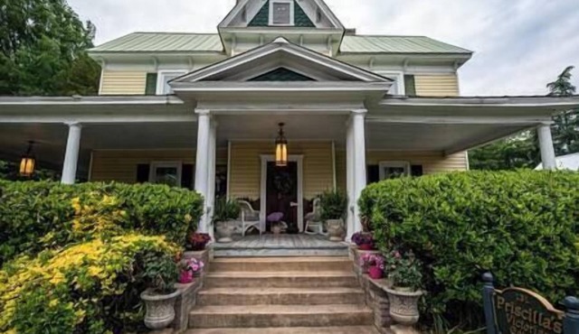 Priscilla's Downtown Victorian Loft Getaway