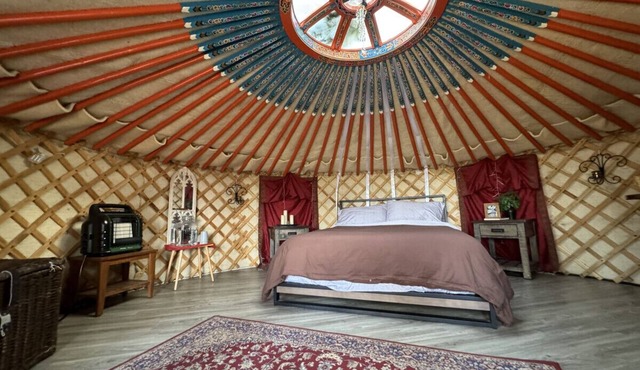 Prism Yurt | Cedar Hot Tub | 1 hr to Skiing & Mt Rainier