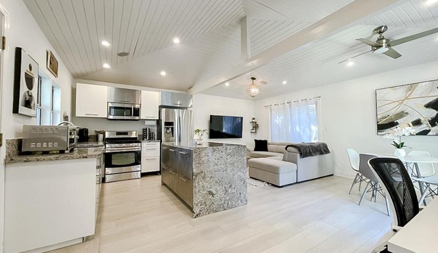 Pristine 1BD/1BA Bungalow + Hot Tub - Ocean Park