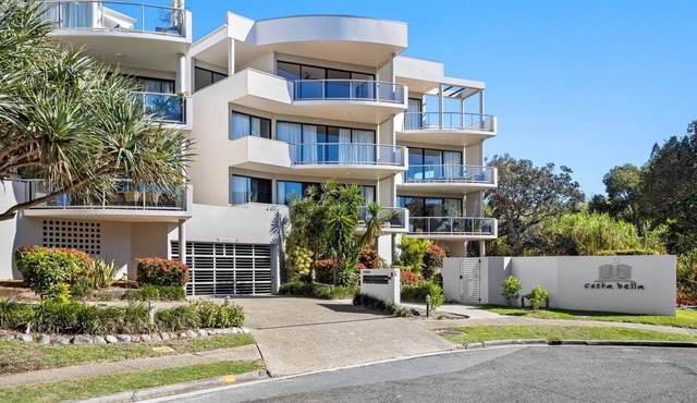 Pristine 2-Bed Apartment with Pool and Balcony