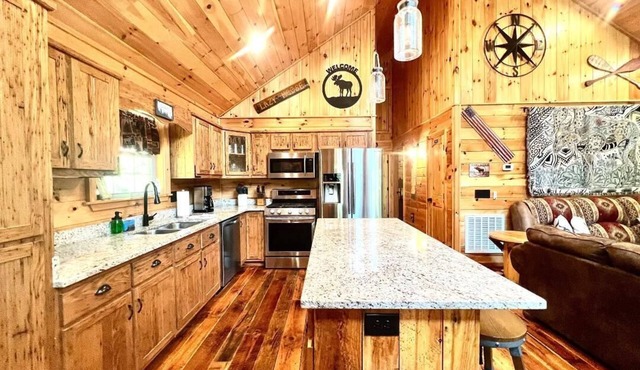 Pristine 2 bedroom cabin in the Blue Ridge mountains of North Carolina