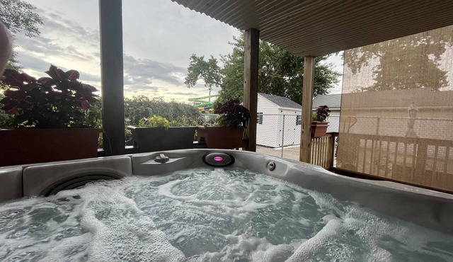 Pristine 3bed , 3bath 1 min walkto the beach water amusement park. Hot Tub 5 TVs