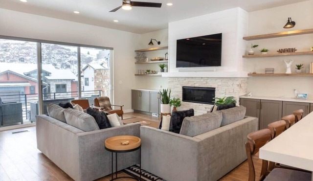 Pristine 3BR w/Hot Tub - 15min to Park City!