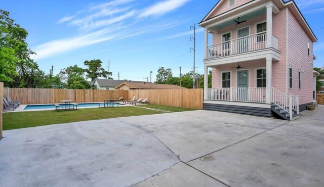Pristine 4BD w Pool | Driveway Parking | Balcony