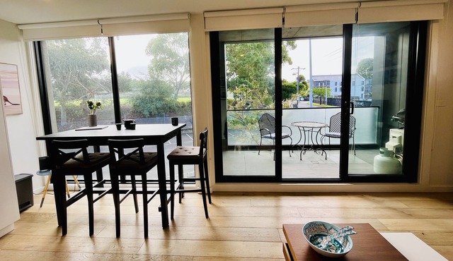 Pristine apartment in Kew School Zone, Walk to Glenferrie Rd, great PT links