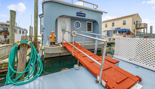 Pristine Bayfront Houseboat