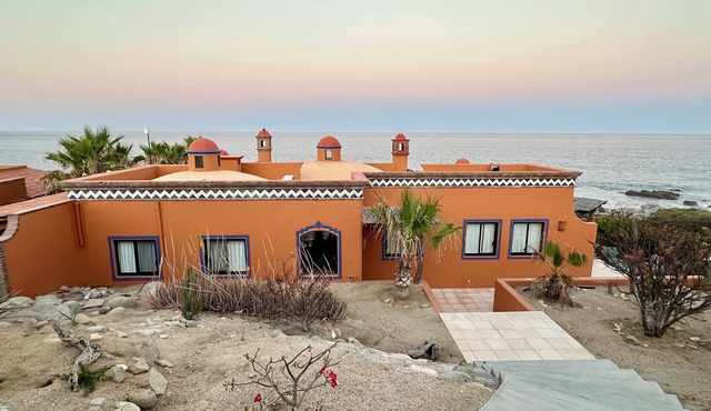 Pristine Beach Front, 3br Villa, tropical oasis, on the Sea of Cortes. with AC!