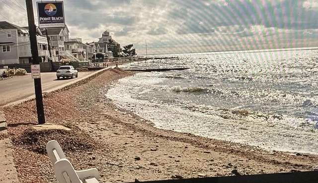 Pristine Charming beach cottage walk to beach with sunset views