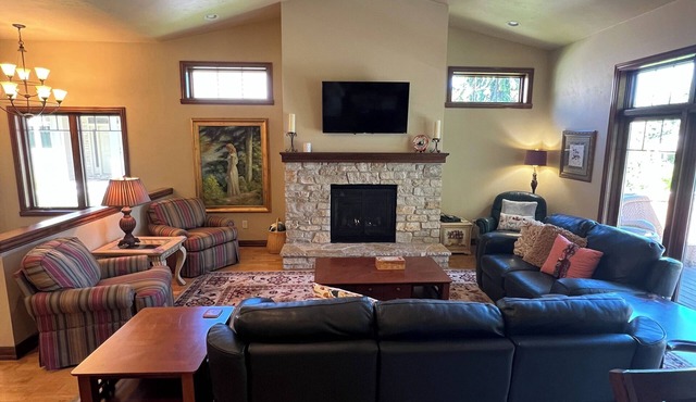 Pristine condo! Walking distance to everything in the heart of Fish Creek!