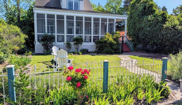 Pristine, Cozy, 4 bedroom Beach Cottage with a 40 foot screened in front porch!