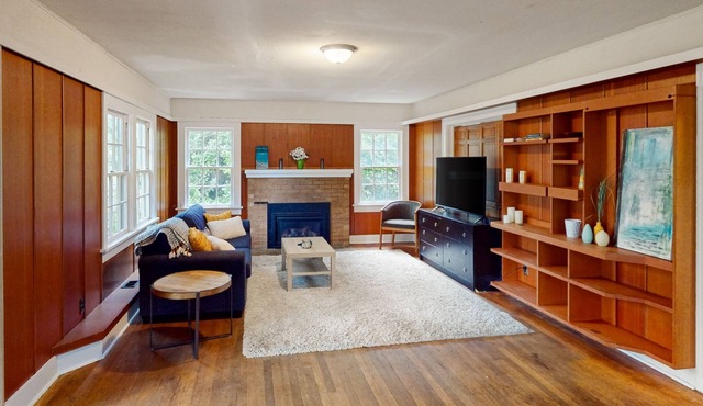 Pristine, dog-friendly home with spacious interior, washer/dryer & enclosed yard