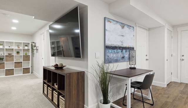 Pristine & Fully Stocked Home, relax near outdoor adventures, airport & SLC