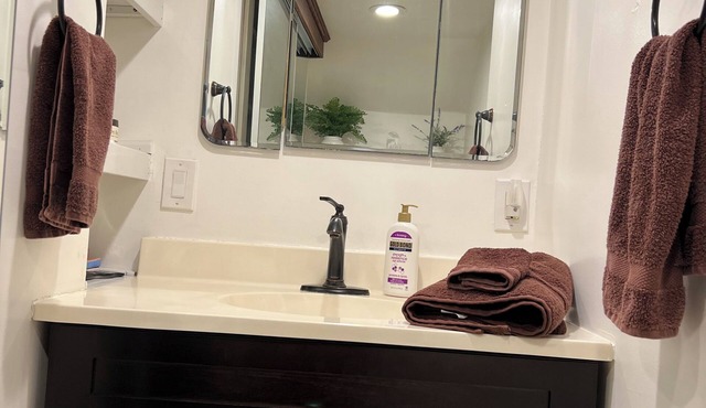 Pristine Garden Apt, Centrally Located, Cleaning Service Available with Linens