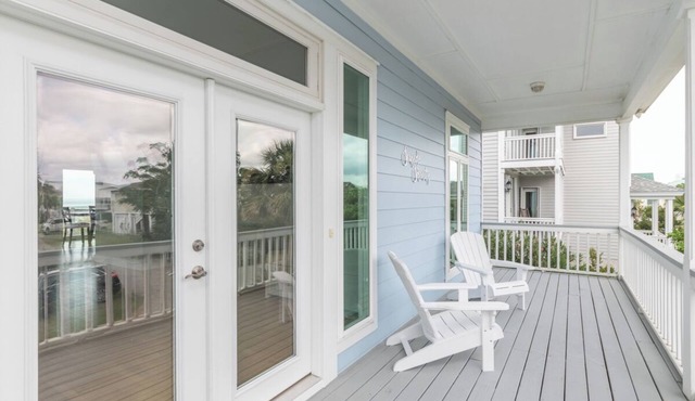 Pristine Harbor Island home, with impressive views and beach access