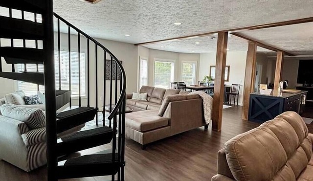 Pristine Home Perfect for Family Bay Views Luxe Chef’s Kitchen Ludington Park