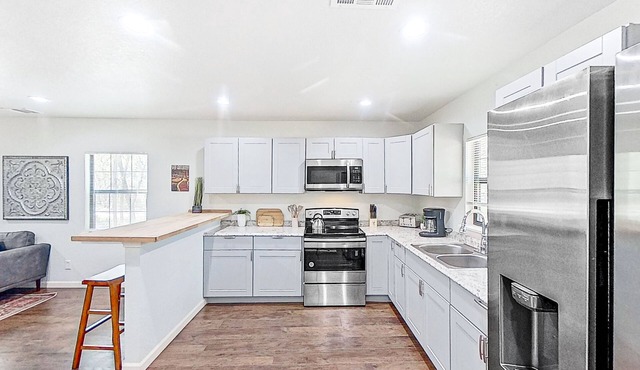 Pristine home with firepit, central AC & washer/dryer - dog-friendly