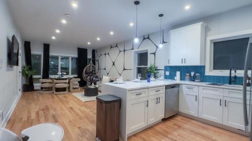 Pristine House, Sleep 21, Park 2 cars FREE, 20 PERCENT OFF