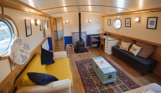 Pristine Houseboat in the City