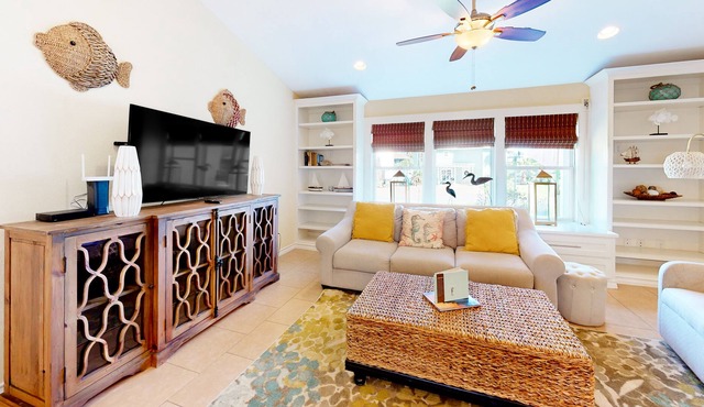 Pristine Key Allegro home with a private hot tub & pergola - near the beach