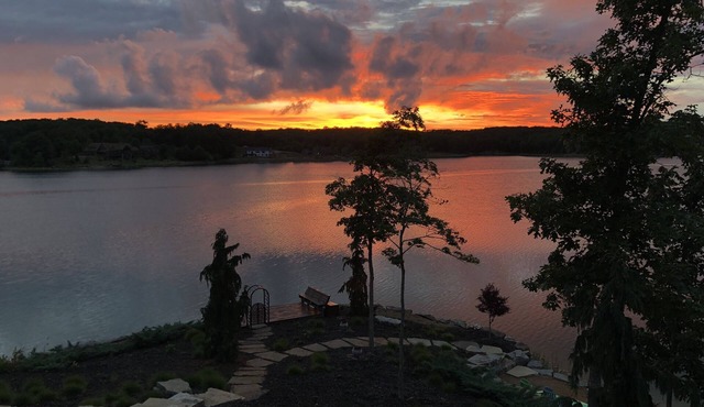 Pristine Lake Alpine house with spectacular sunset view, kayaks, SUPs & Peloton!