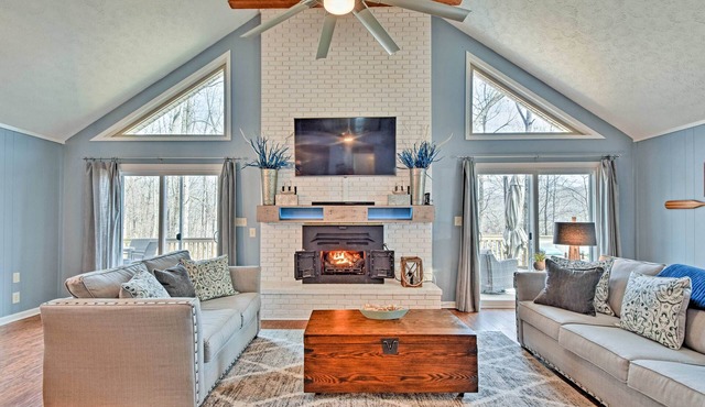 Pristine Lake Barkley Escape w/Deck, Porch & Bar!