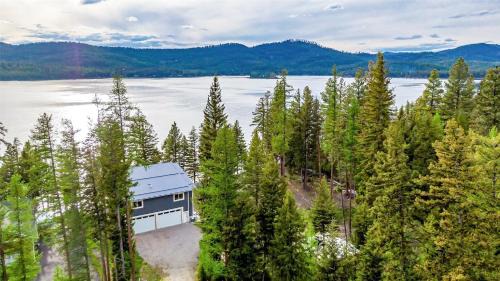 Pristine Little Bitterroot Lake House for Skiing, Ice Fishing, Remote work
