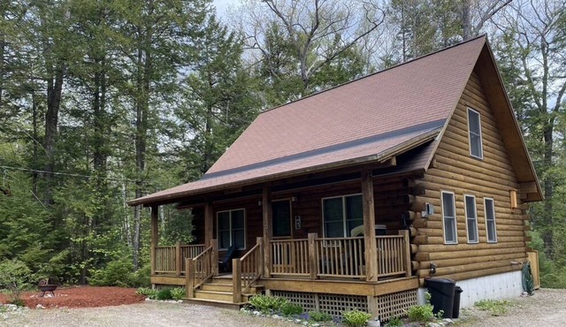 Pristine Log Cabin in Moose Pond Association LAKE, POOL, KAYAK, CANOE, 1 dog OK!