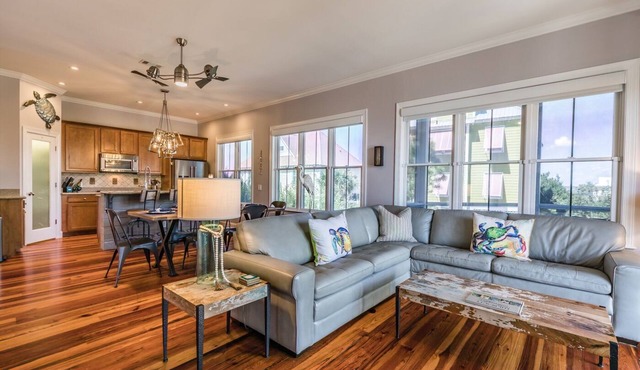 Pristine New Listing! Located in Harbour Key
